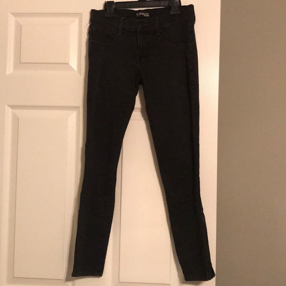 Express Low Rise Black Ankle Jeans. Size 4.
